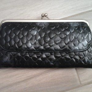 Black Patent Look Textured Kiss Lock French Purse Wallet.    Size 4 x 7